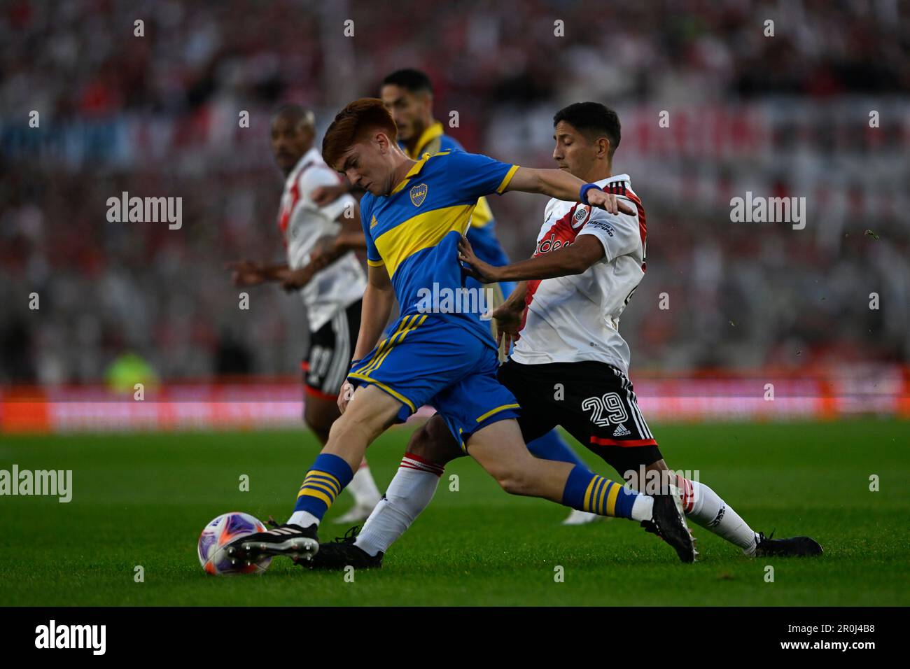 Argentina, Buenos Aires - 07 maggio 2023: Rodrigo Aliendro di River Plate e Valentin Barco di Boca Juniors in azione il Torneo Binance 2023 di argen Foto Stock