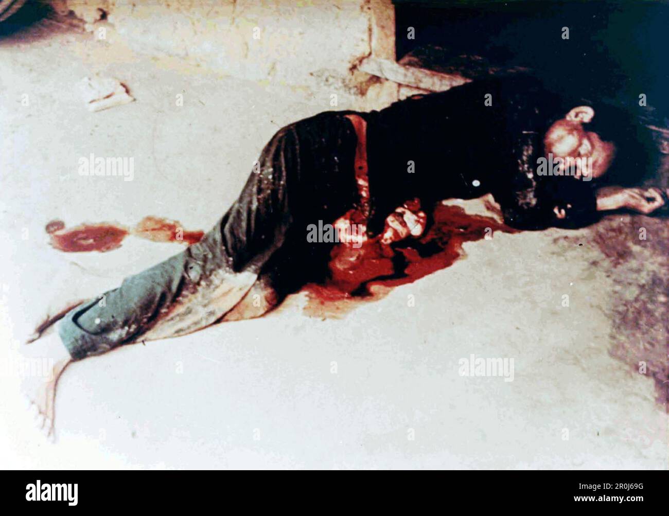 Uomo vietnamita morto non identificato nel villaggio vietnamita di My Lai dopo che circa 500 civili furono massacrati dalle truppe americane durante la guerra del Vietnam. Foto Stock
