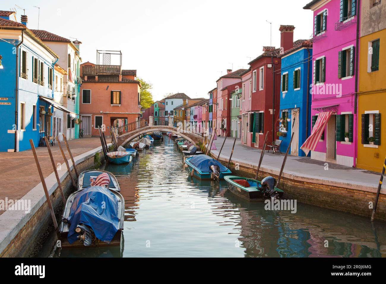 Le coloratissime fassades di burano al mattino, Riva dei Santi, Burano, Venezia, Italia, Europa Foto Stock