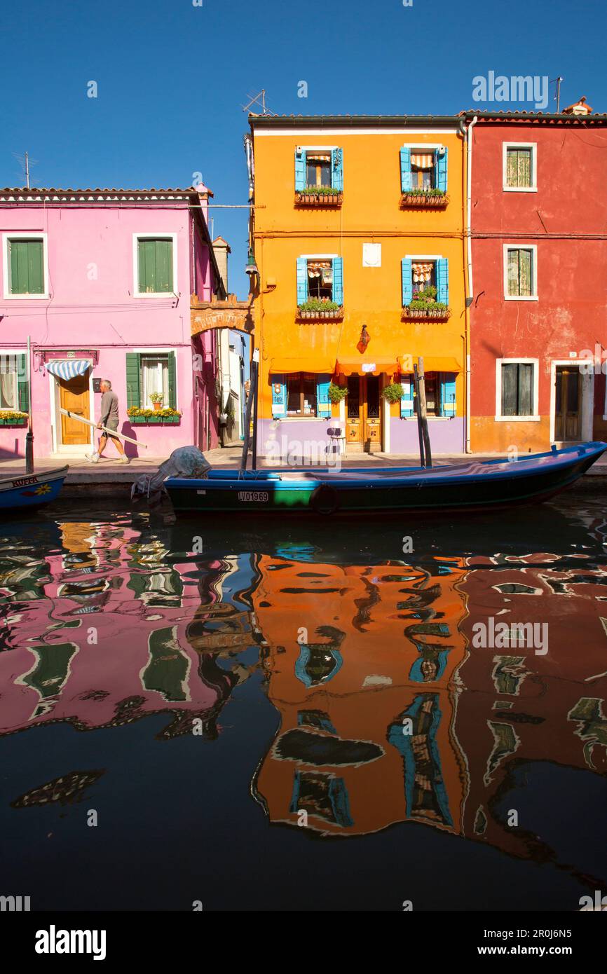 Case colorate specchiate in un canale, Burano, vicino a Venezia, Veneto,  Italia, Europa Foto stock - Alamy