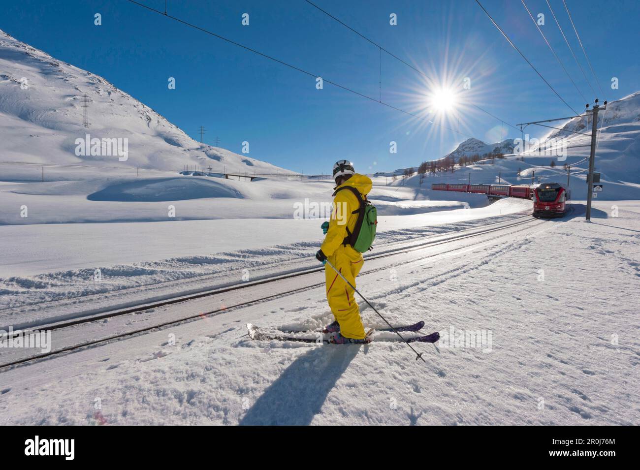 Sciatore accanto a binari ferroviari, Diavolezza, Engadin, Cantone di Graubuenden, Svizzera Foto Stock