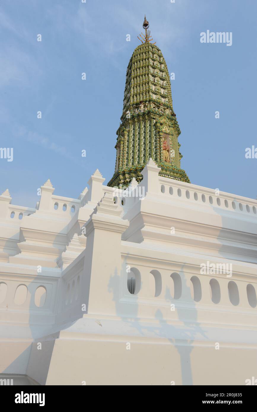 Il prang (pagoda di stile Khmer) al tempio Wat Liap a Bangkok, Thailandia. Foto Stock