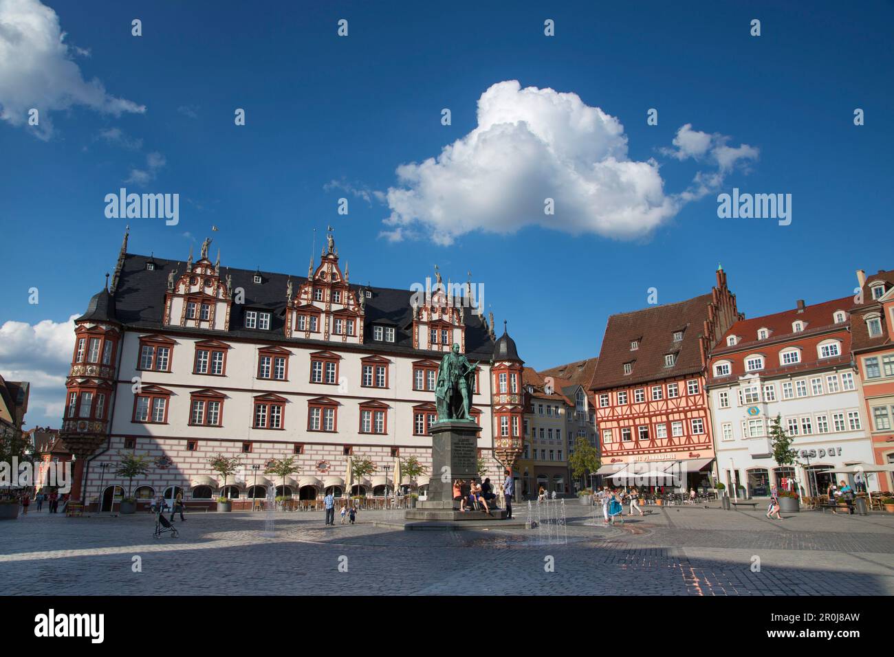 Piazza del mercato con la statua del Principe Alberto di Sassonia-Coburg e Gotha, Stadthaus, ex cancelleria e edifici in legno, Coburg, Franconia, Baviera, Foto Stock