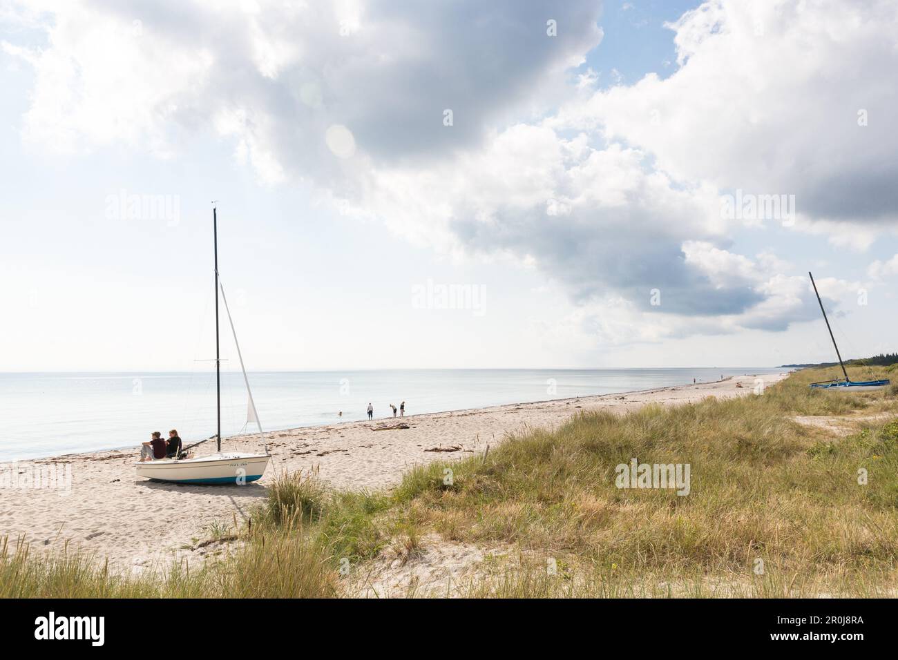 Barca a vela a Sandy Beach, Marielyst, Falster, Danimarca Foto Stock