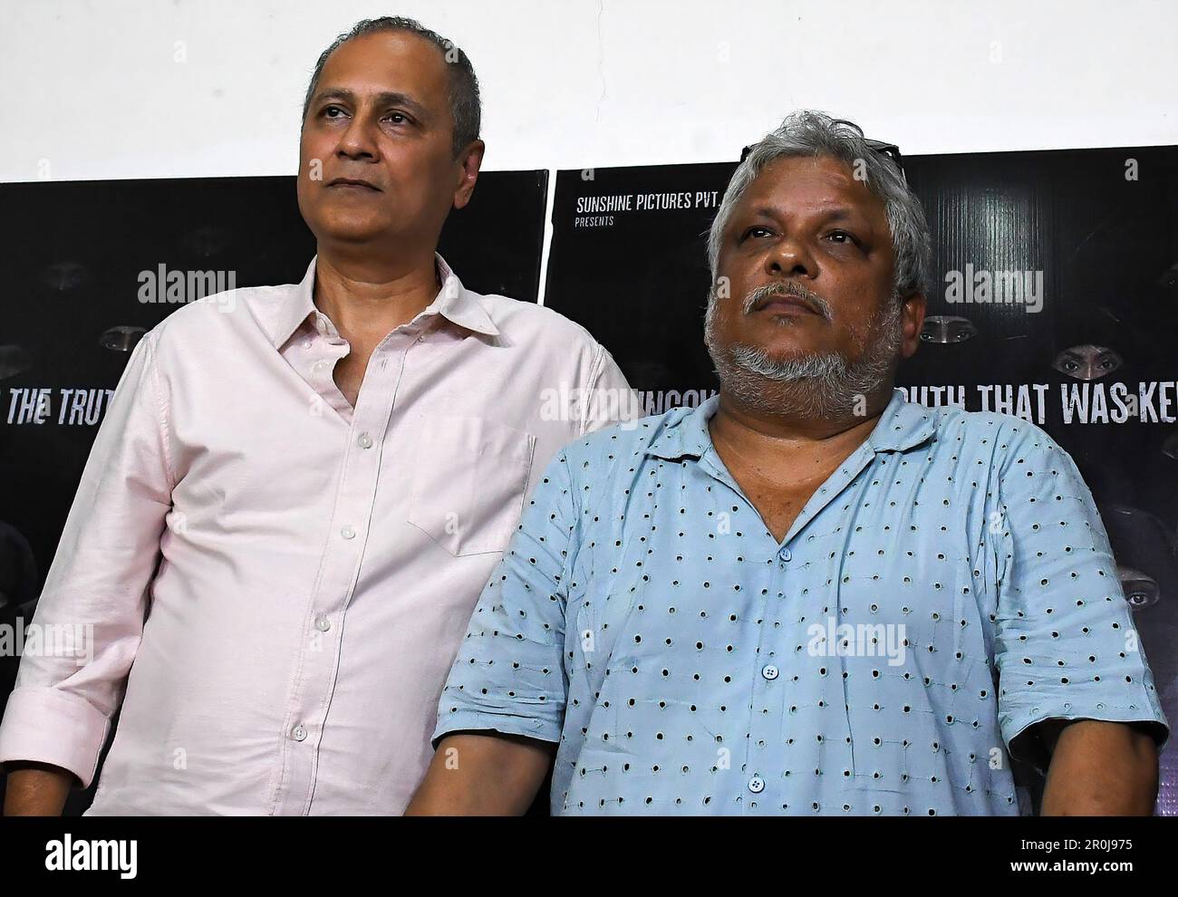 Mumbai, India. 08th maggio, 2023. (L-R) il produttore di Bollywood, Vipul Amrutlal Shah e il regista Sudipto Sen posano per una foto dopo la conferenza stampa del loro film recentemente pubblicato "The Kerala Story" a Mumbai. Il film è stato oggetto di polemiche dal rilascio come ha dimostrato che le donne dallo stato del Kerala (India meridionale) sono state convertite in Islam e la forza di aderire organizzazione terroristica Stato islamico di Iraq e Siria (ISIS). Il film è vietato per la proiezione nei teatri di Tamil Nadu e Kolkata. Credit: SOPA Images Limited/Alamy Live News Foto Stock