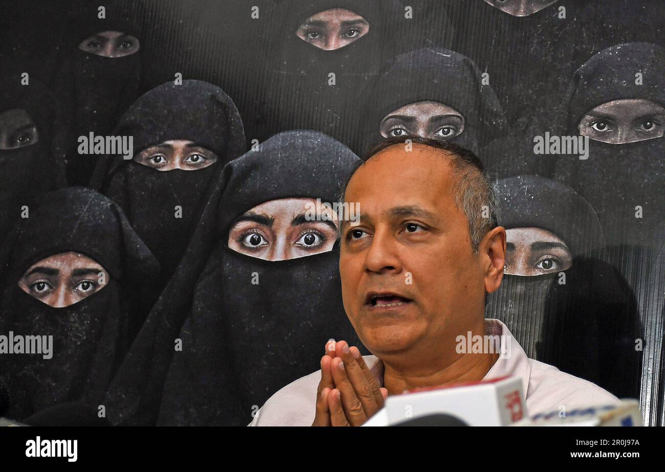 Mumbai, India. 08th maggio, 2023. Il produttore di Bollywood, Vipul Amrutlal Shah, si rivolge ai media durante la conferenza stampa del suo recente film "The Kerala Story" a Mumbai. Il film è stato oggetto di polemiche dal rilascio come ha dimostrato che le donne dallo stato del Kerala (India meridionale) sono state convertite in Islam e la forza di aderire organizzazione terroristica Stato islamico di Iraq e Siria (ISIS). Il film è vietato per la proiezione nei teatri di Tamil Nadu e Kolkata. Credit: SOPA Images Limited/Alamy Live News Foto Stock
