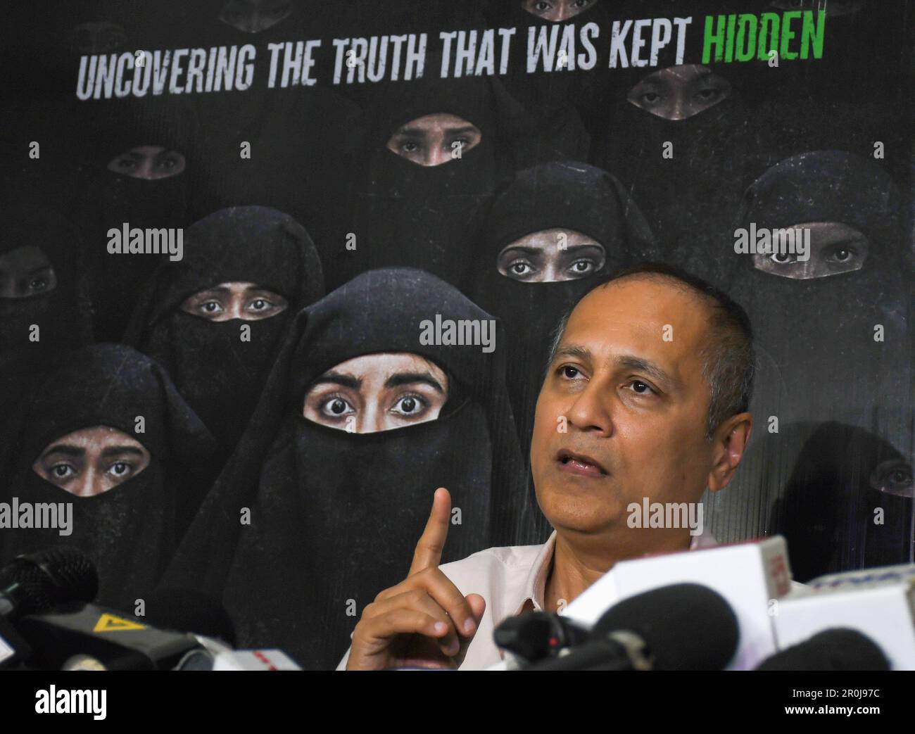 Mumbai, India. 08th maggio, 2023. Il produttore di Bollywood, Vipul Amrutlal Shah, si rivolge ai media durante la conferenza stampa del suo recente film "The Kerala Story" a Mumbai. Il film è stato oggetto di polemiche dal rilascio come ha dimostrato che le donne dallo stato del Kerala (India meridionale) sono state convertite in Islam e la forza di aderire organizzazione terroristica Stato islamico di Iraq e Siria (ISIS). Il film è vietato per la proiezione nei teatri di Tamil Nadu e Kolkata. Credit: SOPA Images Limited/Alamy Live News Foto Stock