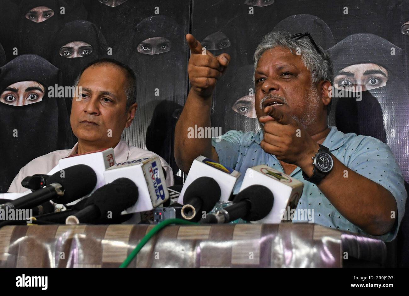 Mumbai, India. 08th maggio, 2023. (L-R) il produttore di Bollywood, Vipul Amrutlal Shah e il direttore Sudipto Sen si rivolgono ai media durante la conferenza stampa del loro recente film "The Kerala Story" a Mumbai. Il film è stato oggetto di polemiche dal rilascio come ha dimostrato che le donne dallo stato del Kerala (India meridionale) sono state convertite in Islam e costretti ad aderire all'organizzazione terroristica Stato islamico di Iraq e Siria (ISIS). Il film è vietato per la proiezione nei teatri di Tamil Nadu e Kolkata. Credit: SOPA Images Limited/Alamy Live News Foto Stock