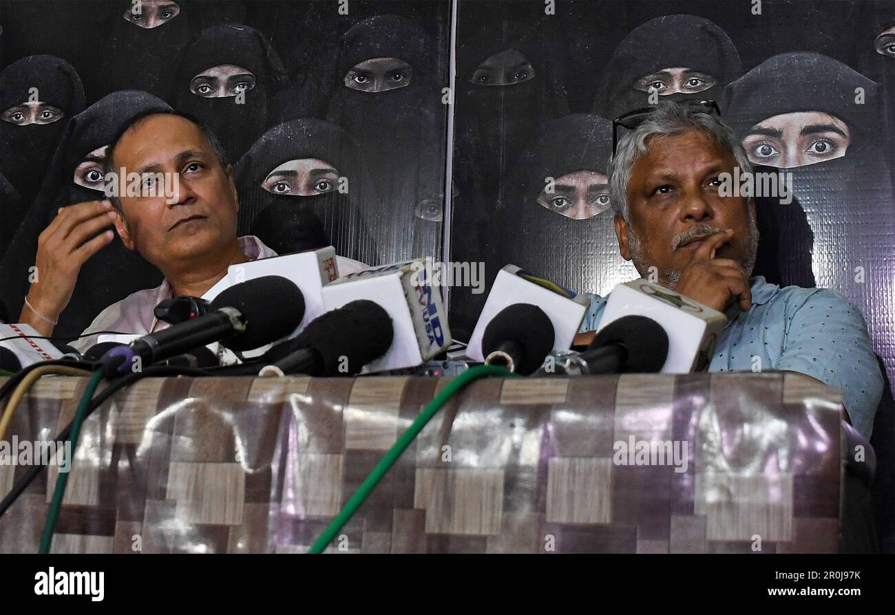 Mumbai, India. 08th maggio, 2023. (L-R) il produttore di Bollywood, Vipul Amrutlal Shah e il direttore Sudipto Sen si rivolgono ai media durante la conferenza stampa del loro recente film "The Kerala Story" a Mumbai. Il film è stato oggetto di polemiche dal rilascio come ha dimostrato che le donne dallo stato del Kerala (India meridionale) sono state convertite in Islam e costretti ad aderire all'organizzazione terroristica Stato islamico di Iraq e Siria (ISIS). Il film è vietato per la proiezione nei teatri di Tamil Nadu e Kolkata. Credit: SOPA Images Limited/Alamy Live News Foto Stock