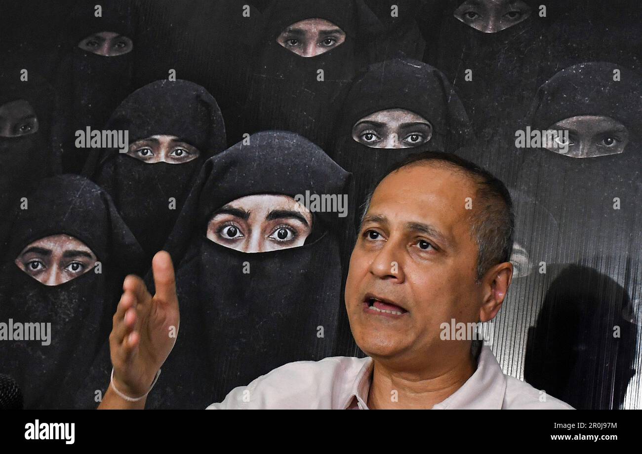 Mumbai, India. 08th maggio, 2023. Il produttore di Bollywood, Vipul Amrutlal Shah, si rivolge ai media durante la conferenza stampa del suo recente film "The Kerala Story" a Mumbai. Il film è stato oggetto di polemiche dal rilascio come ha dimostrato che le donne dallo stato del Kerala (India meridionale) sono state convertite in Islam e la forza di aderire organizzazione terroristica Stato islamico di Iraq e Siria (ISIS). Il film è vietato per la proiezione nei teatri di Tamil Nadu e Kolkata. Credit: SOPA Images Limited/Alamy Live News Foto Stock