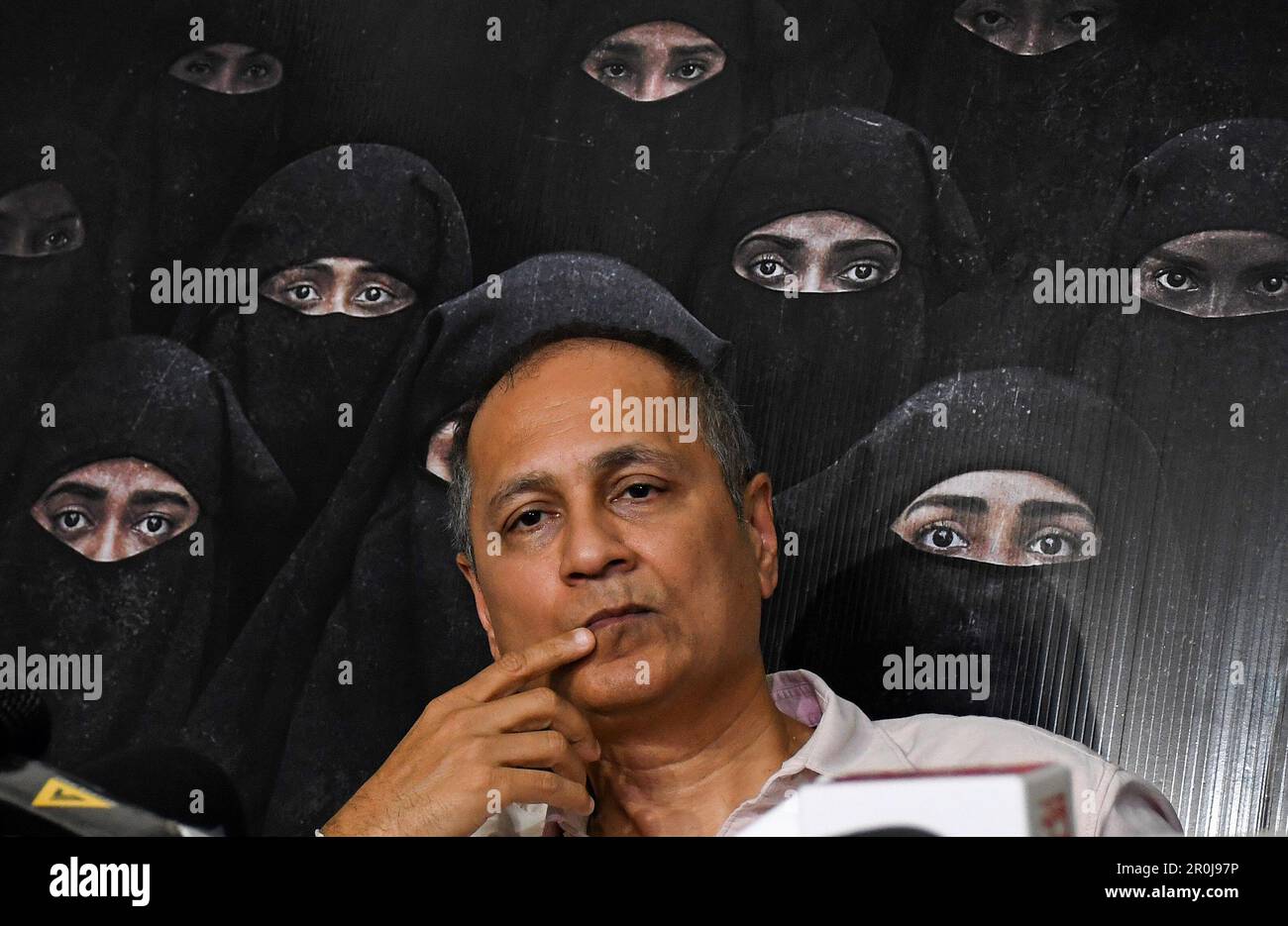 Mumbai, India. 08th maggio, 2023. Il produttore di Bollywood, Vipul Amrutlal Shah, si rivolge ai media durante la conferenza stampa del suo recente film "The Kerala Story" a Mumbai. Il film è stato oggetto di polemiche dal rilascio come ha dimostrato che le donne dallo stato del Kerala (India meridionale) sono state convertite in Islam e la forza di aderire organizzazione terroristica Stato islamico di Iraq e Siria (ISIS). Il film è vietato per la proiezione nei teatri di Tamil Nadu e Kolkata. Credit: SOPA Images Limited/Alamy Live News Foto Stock