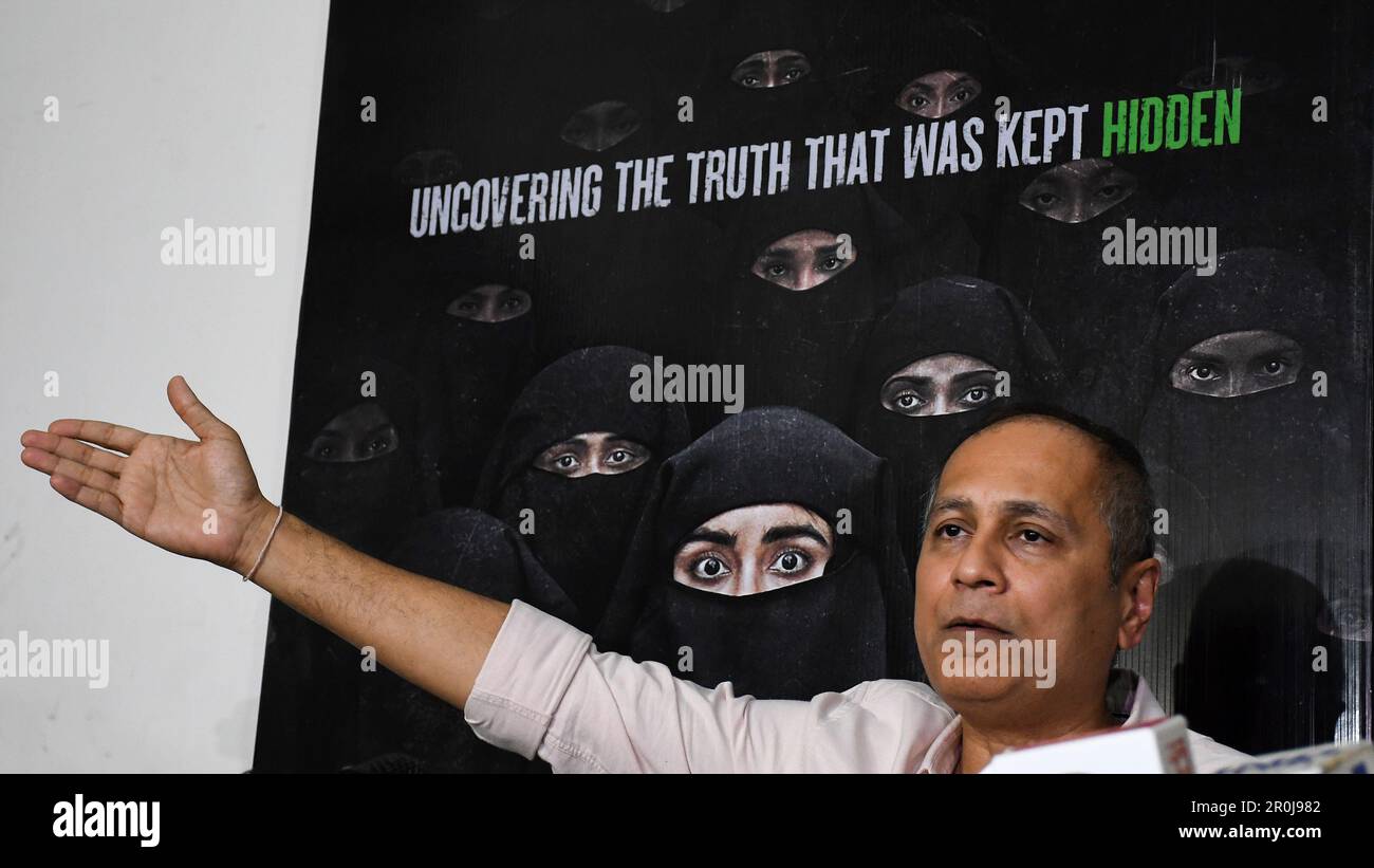 Mumbai, India. 08th maggio, 2023. Il produttore di Bollywood, Vipul Amrutlal Shah, si rivolge ai media durante la conferenza stampa del suo recente film "The Kerala Story" a Mumbai. Il film è stato oggetto di polemiche dal rilascio come ha dimostrato che le donne dallo stato del Kerala (India meridionale) sono state convertite in Islam e la forza di aderire organizzazione terroristica Stato islamico di Iraq e Siria (ISIS). Il film è vietato per la proiezione nei teatri di Tamil Nadu e Kolkata. Credit: SOPA Images Limited/Alamy Live News Foto Stock