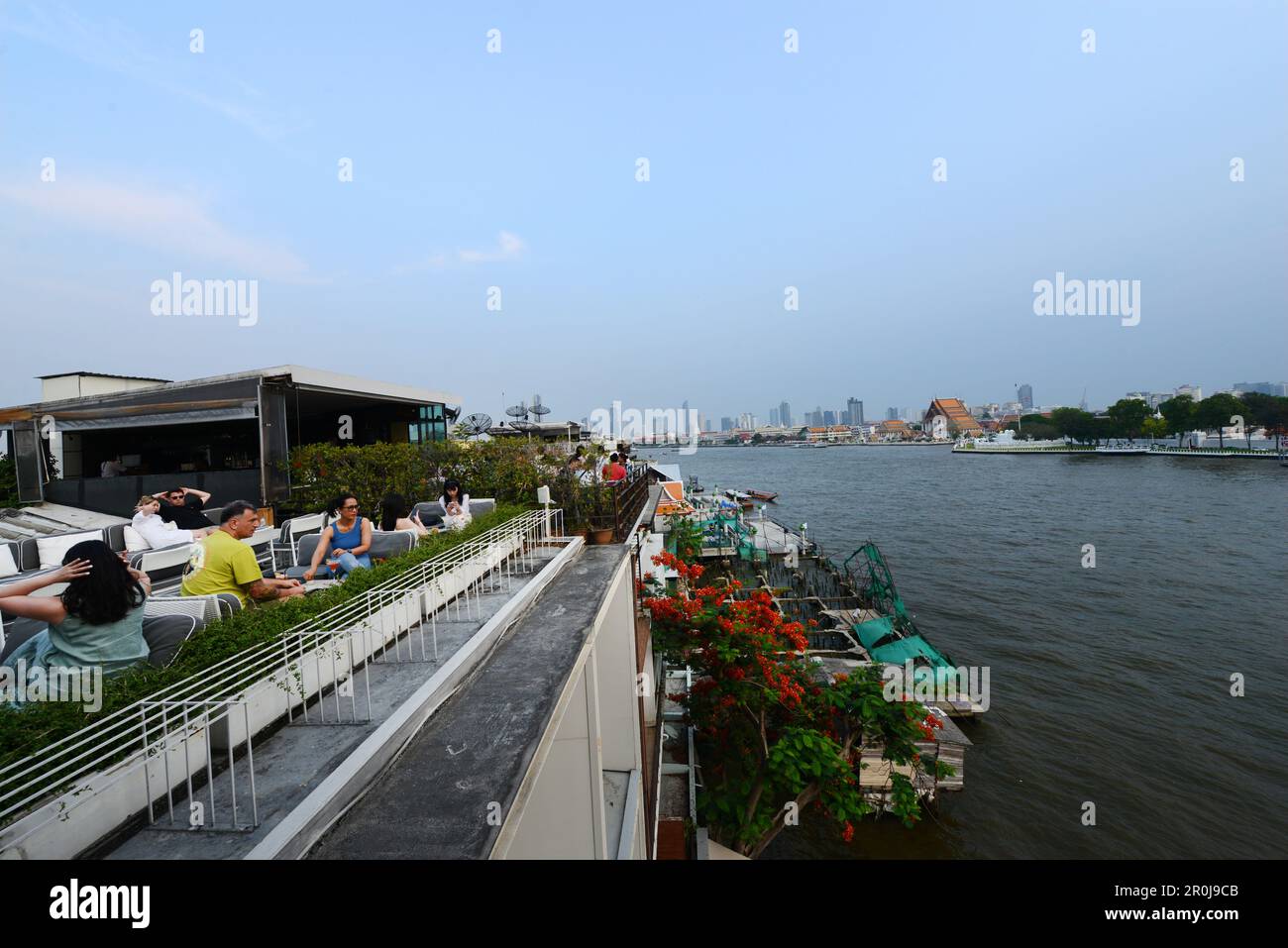 Tourist godendo delle vedute della citta' dal bar sul tetto della sala rattanakosin a Bangkok, Tailandia. Foto Stock