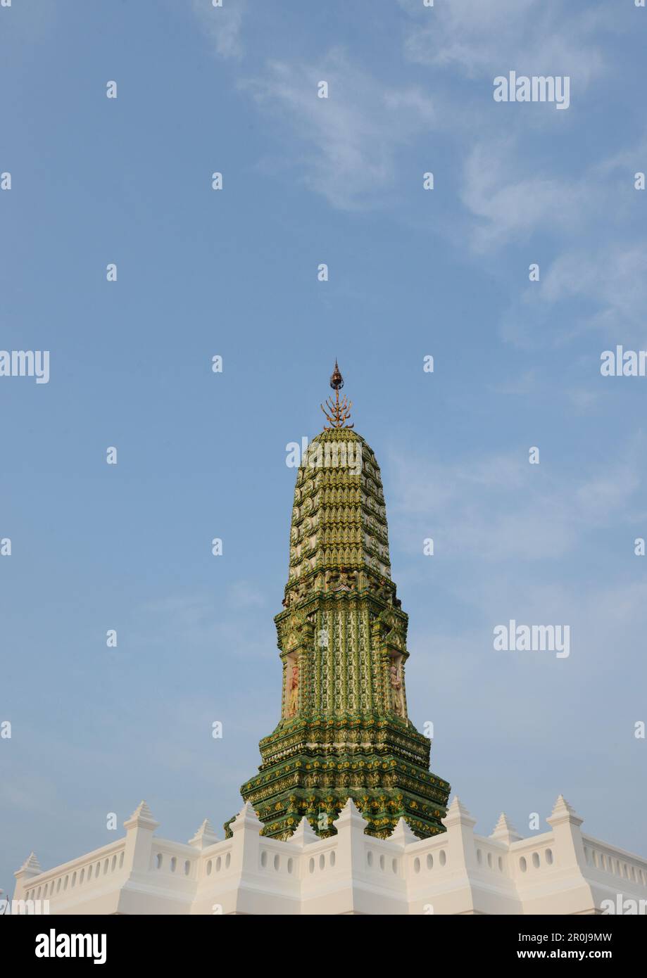Il prang (pagoda di stile Khmer) al tempio Wat Liap a Bangkok, Thailandia. Foto Stock