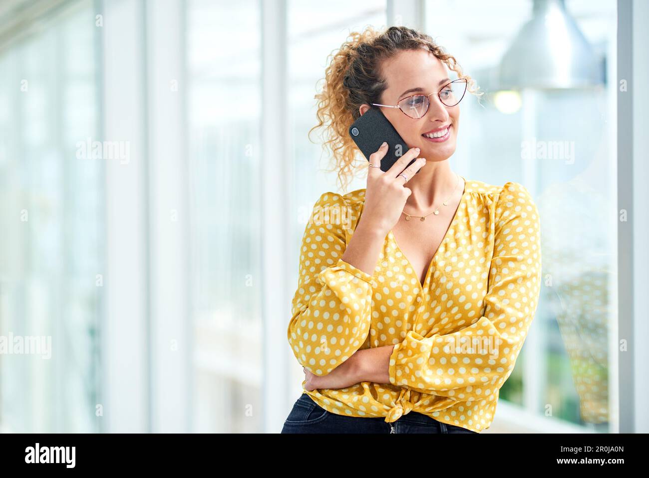 Ogni chiamata porta a un nuovo contratto. una giovane donna d'affari che utilizza uno smartphone in un ufficio moderno. Foto Stock