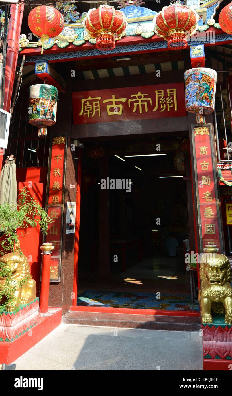 Un piccolo santuario cinese a Chinatown, Bangkok, Thailandia. Foto Stock