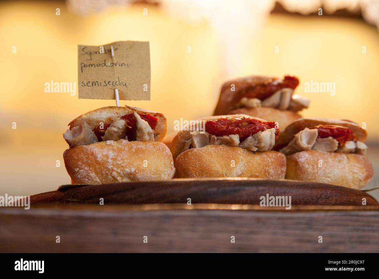 Cichetti, piccoli snack serviti nelle enoteche, gustosi antipasti veneziani individuali, cibo, Venezia, Italia Foto Stock