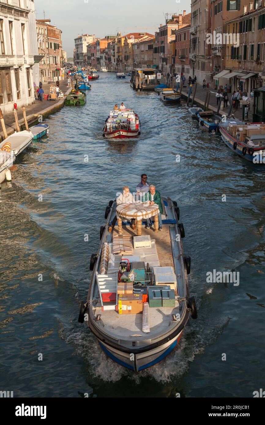 Trasporti chiatte consegna barche, trasporto acqua, canale Cannaregio, Venezia, Italia Foto Stock