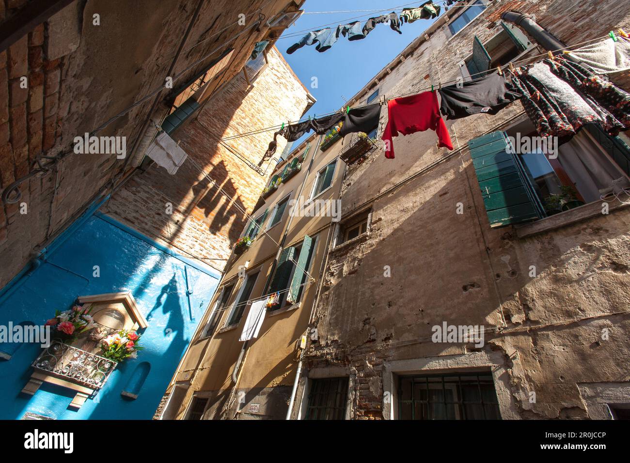 tipico, linea di lavaggio che si stende all'esterno attraverso stretto, vicolo, callo, santuario, vista dal basso, Castello, Venezia, Italia Foto Stock
