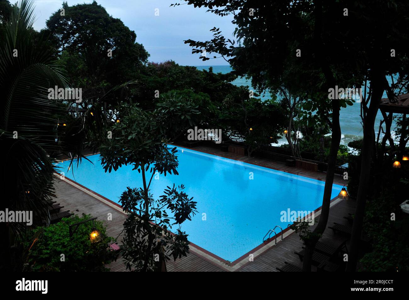 La bella piscina presso il resort Birds & Bees vicino a Pattaya, Thailandia. Foto Stock