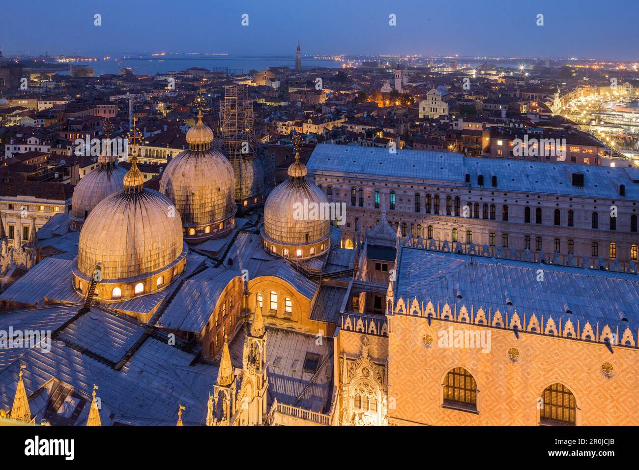 Ripresa notturna dal campanile sopra le cupole di Baslica San Marco, San Marco, Venezia, Italia Foto Stock