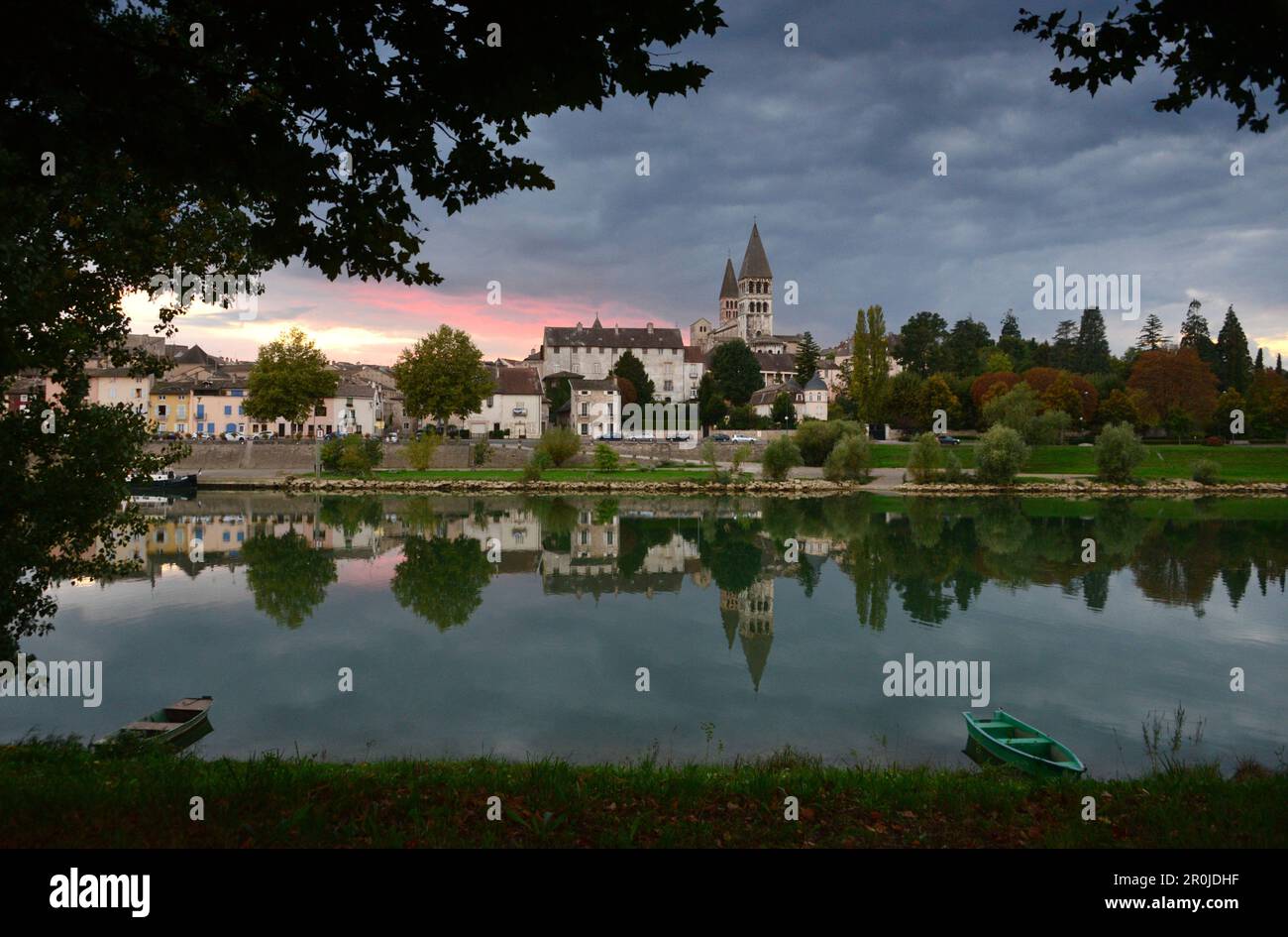 Tournus sulle rive del fiume Saone in serata, Saon-et-Loire, Borgogna, Francia Foto Stock