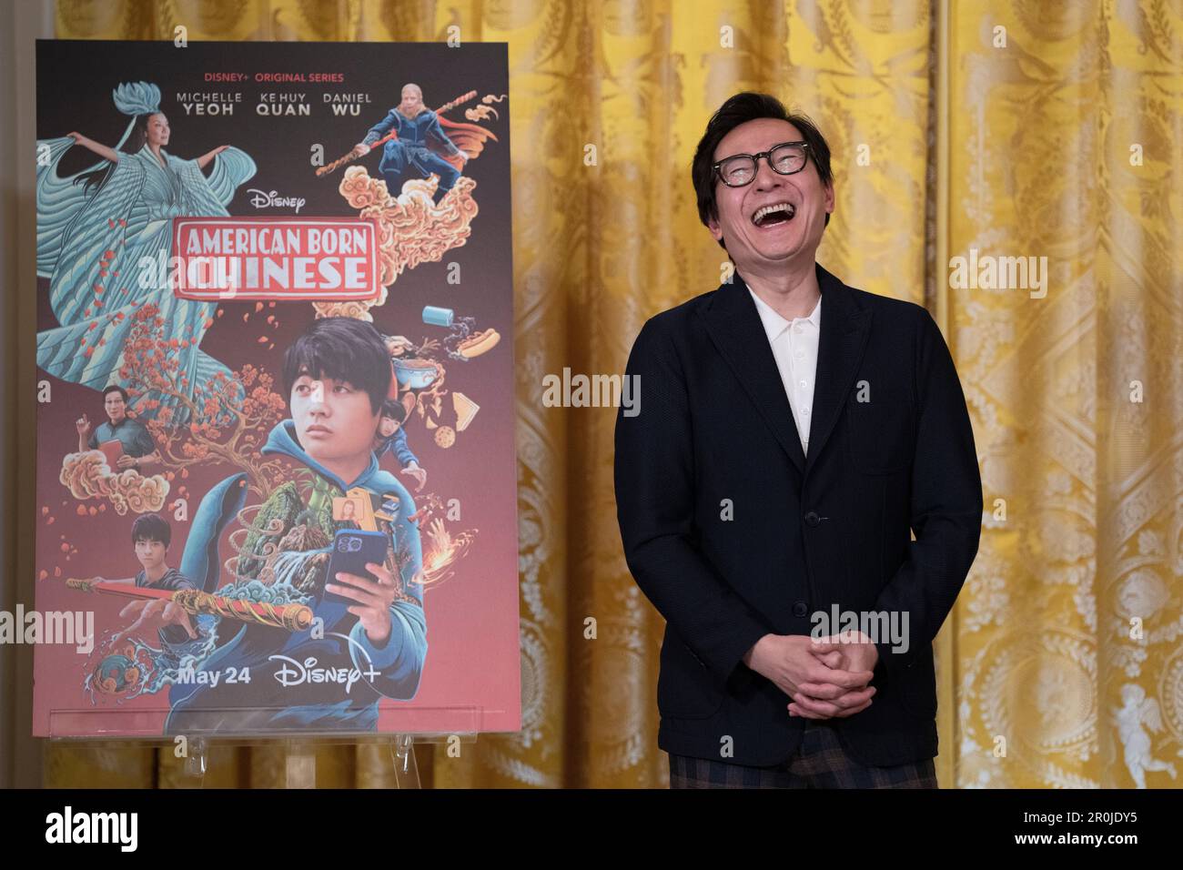 L'attore Ke Huy Quan ride durante una proiezione di “American Born Chinese, una serie televisiva di commedia d'azione in celebrazione del mese del patrimonio asiatico americano, nativo hawaiano e isolano del Pacifico nella Sala Est della Casa Bianca a Washington, DC, 8 maggio 2023. Credito: Chris Kleponis/Pool tramite CNP Foto Stock