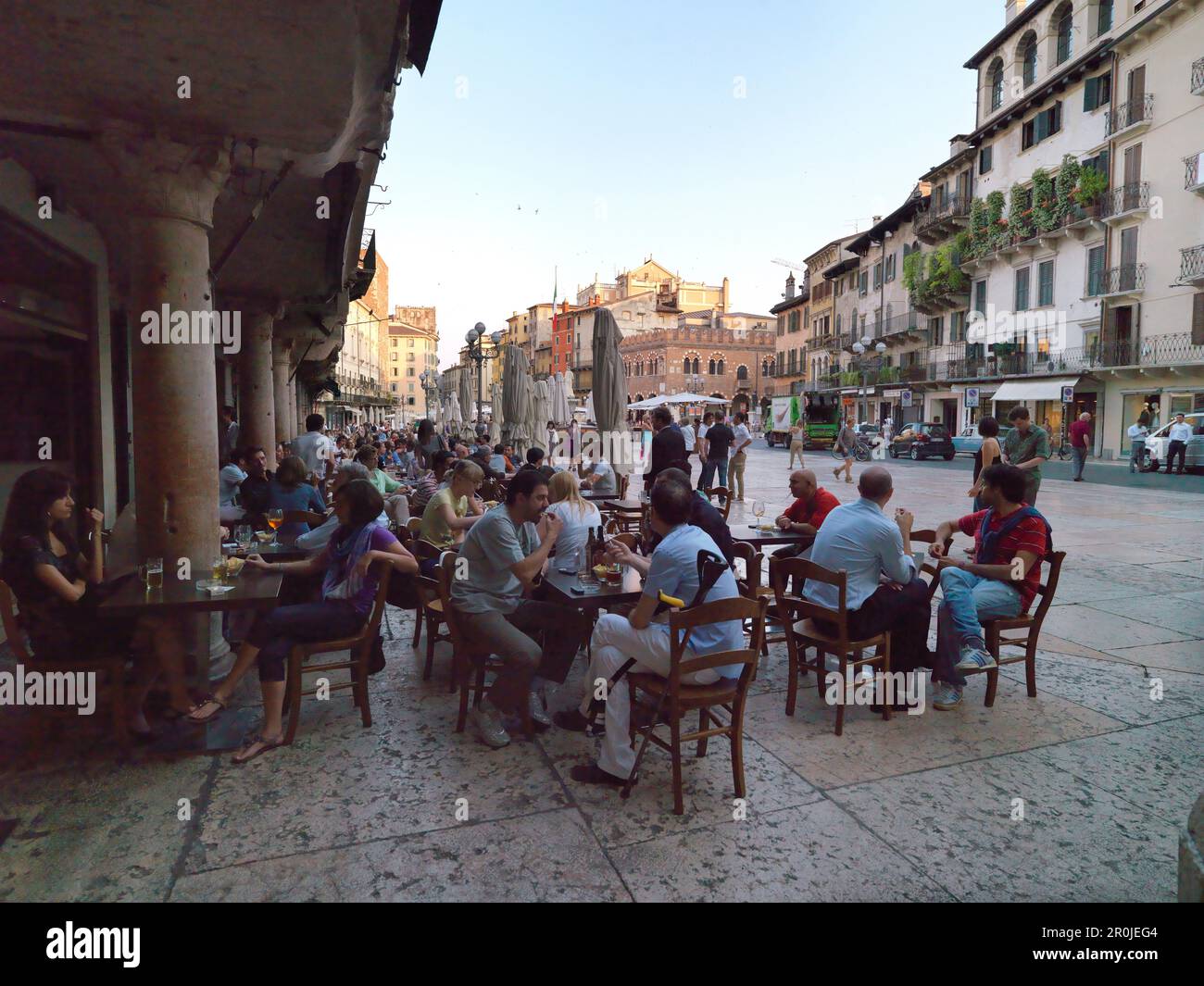 Pavement Cafe, Piazza delle Erbe, Verona, Veneto, Italia Foto Stock