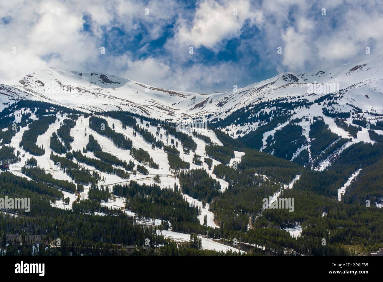 Breckenridge, Colorado in inverno durante il giorno con le montagne sullo sfondo Foto Stock