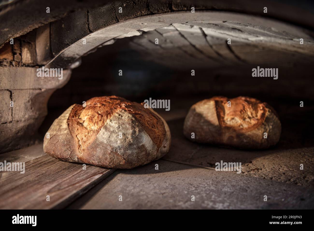 Gustoso pane tedesco estratto dal forno, Vellberg, Schwaebisch Hall, Baden-Wuerttemberg, Germania Foto Stock