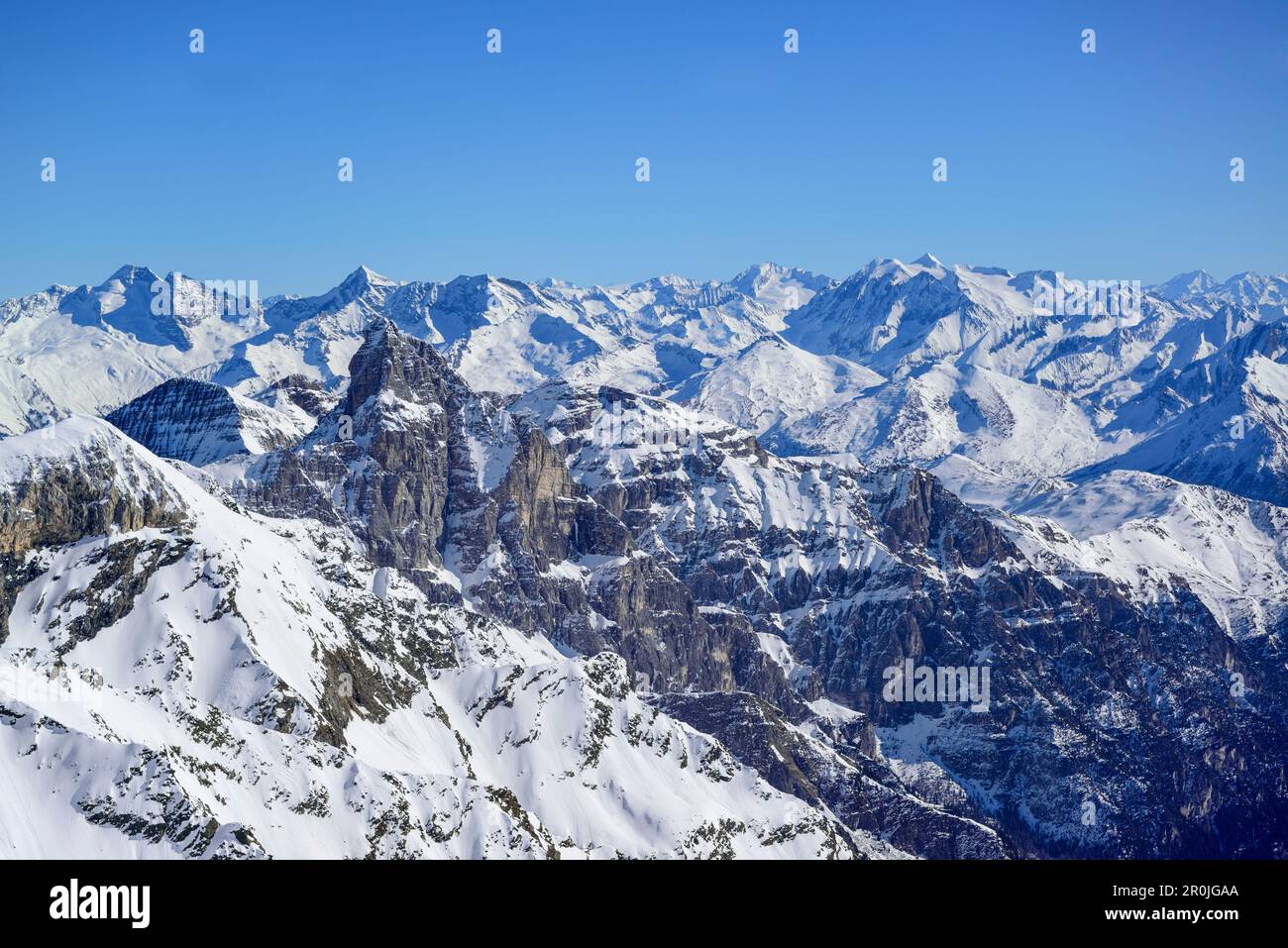 Tribulaun di fronte alle Alpi della Zillertal, da Schneespitze, Schneespitze, valle di Pflersch, Alpi dello Stubai, Alto Adige, Italia Foto Stock