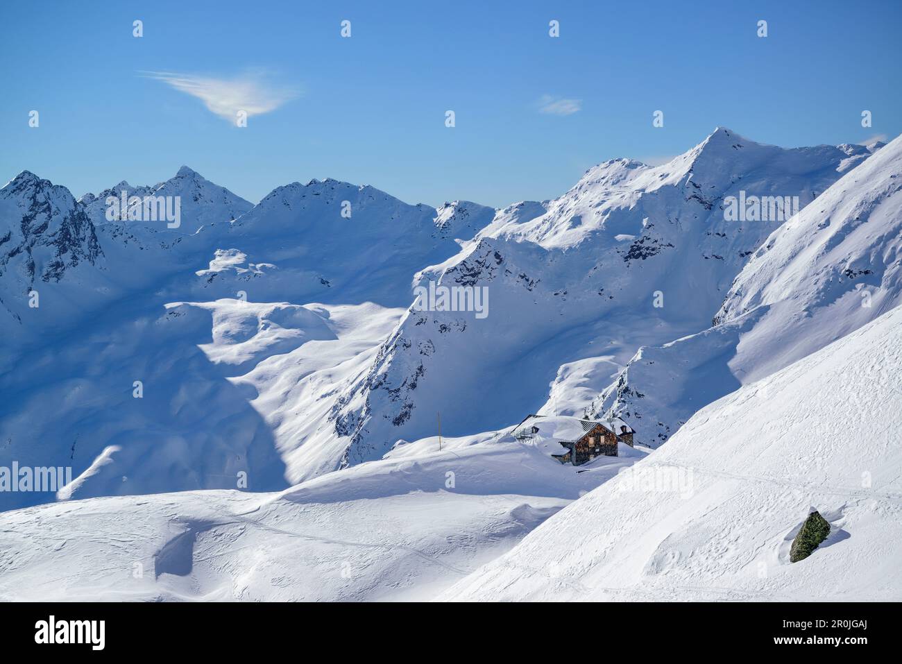 Rifugio alpino, Magdeburger Huette, di fronte alle Alpi Stubai, Magdeburger Huette, Schneespitze, valle di Pflersch, Alpi Stubai, Alto Adige, Italia Foto Stock