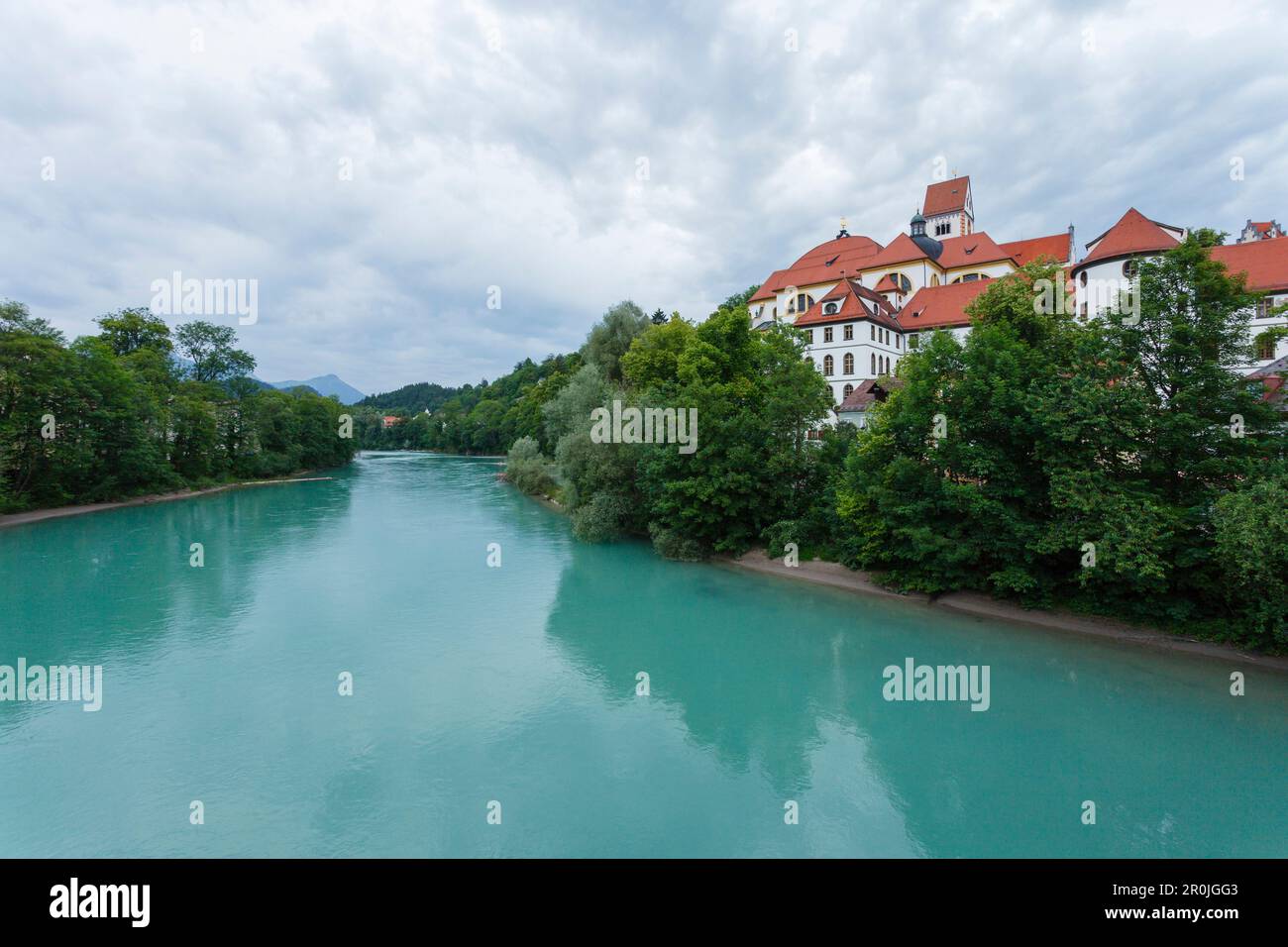 Fiume Lech e monastero benedettino di San Mang, Fuessen, distretto Ostallgaeu, Allgaeu, Baviera, Germania, Europa Foto Stock