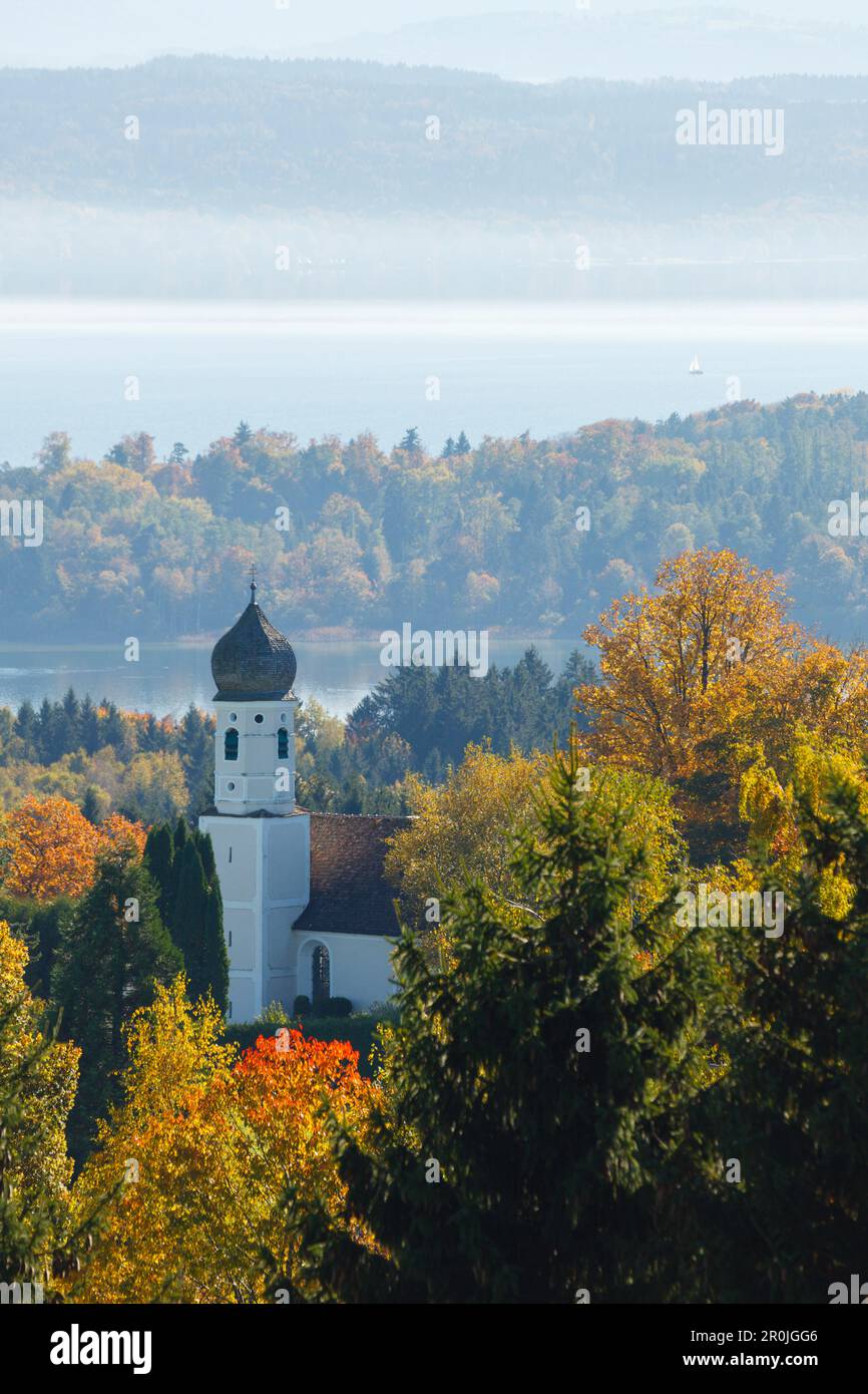 Vista da Ilkahoehe attraverso il lago di Starnberg alle alpi, autunno, cappella con torre a forma di cipolla, vicino a Tutzing, regione dei cinque laghi di Starnberg, Starnberg, B Foto Stock