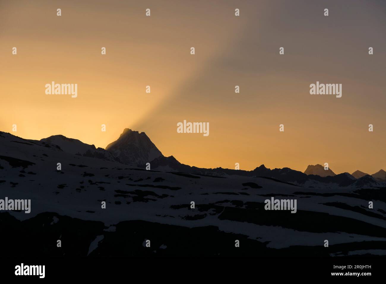 Gli ultimi raggi del sole che tramonta dietro il Lauteraarhorn, Alpi Bernesi, cantone di Berna, Svizzera Foto Stock