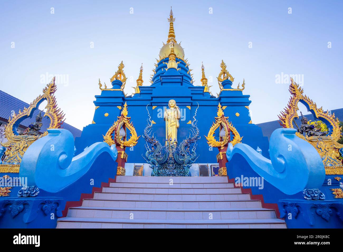 Wat Rong Suea Ten (Tempio Blu) a Chiang Rai, Thailandia Foto Stock