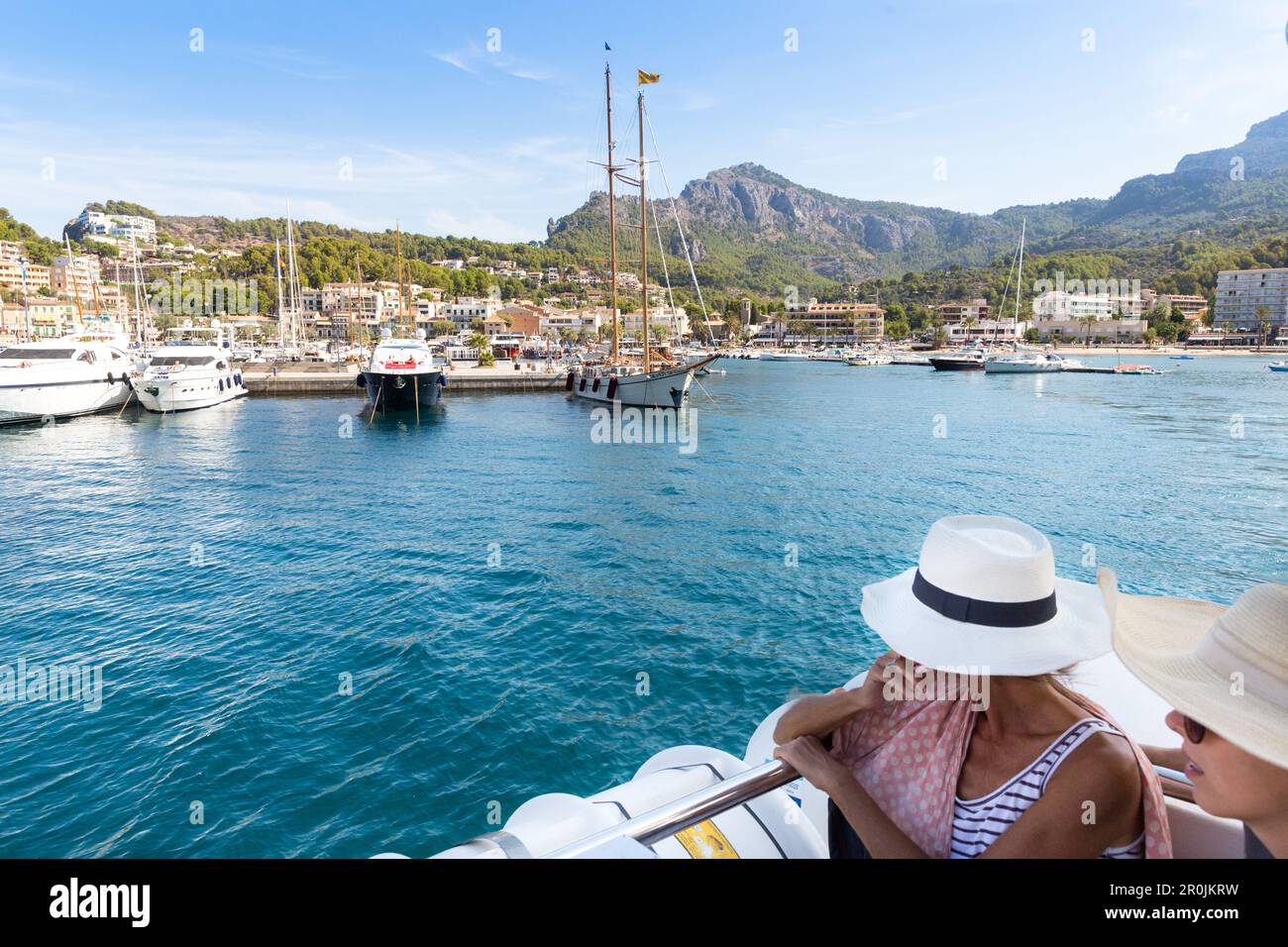 Gita in barca a Cala de SA Calobra, porto, turisti, Mar Mediterraneo, Port de Soller, Serra de Tramuntana, Maiorca, Isole Baleari, Spagna, Europa Foto Stock