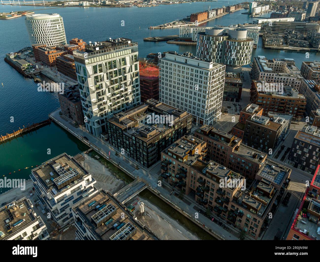 Moderno edificio dal design scandinavo nel quartiere Nordhavn di Copenhagen con vista aerea Foto Stock