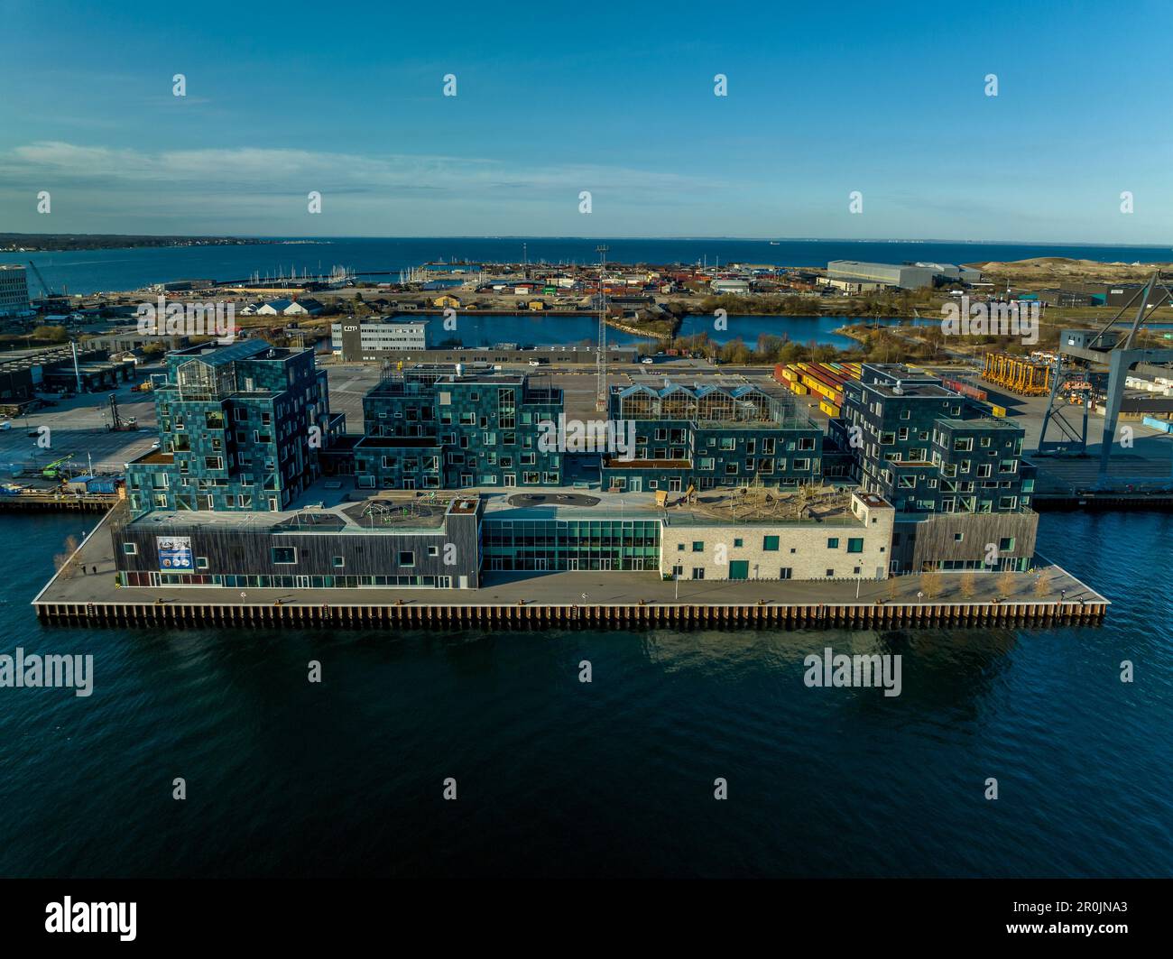 Vista aerea del moderno edificio della scuola internazionale di Copenhagen, costituito da blocchi blu Foto Stock