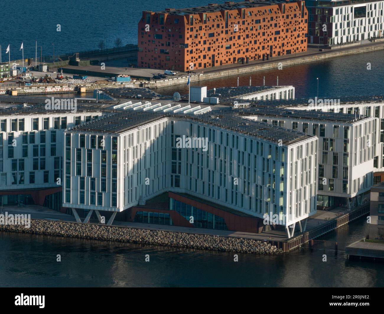 Moderno edificio dal design scandinavo nel quartiere Nordhavn di Copenhagen con vista aerea Foto Stock