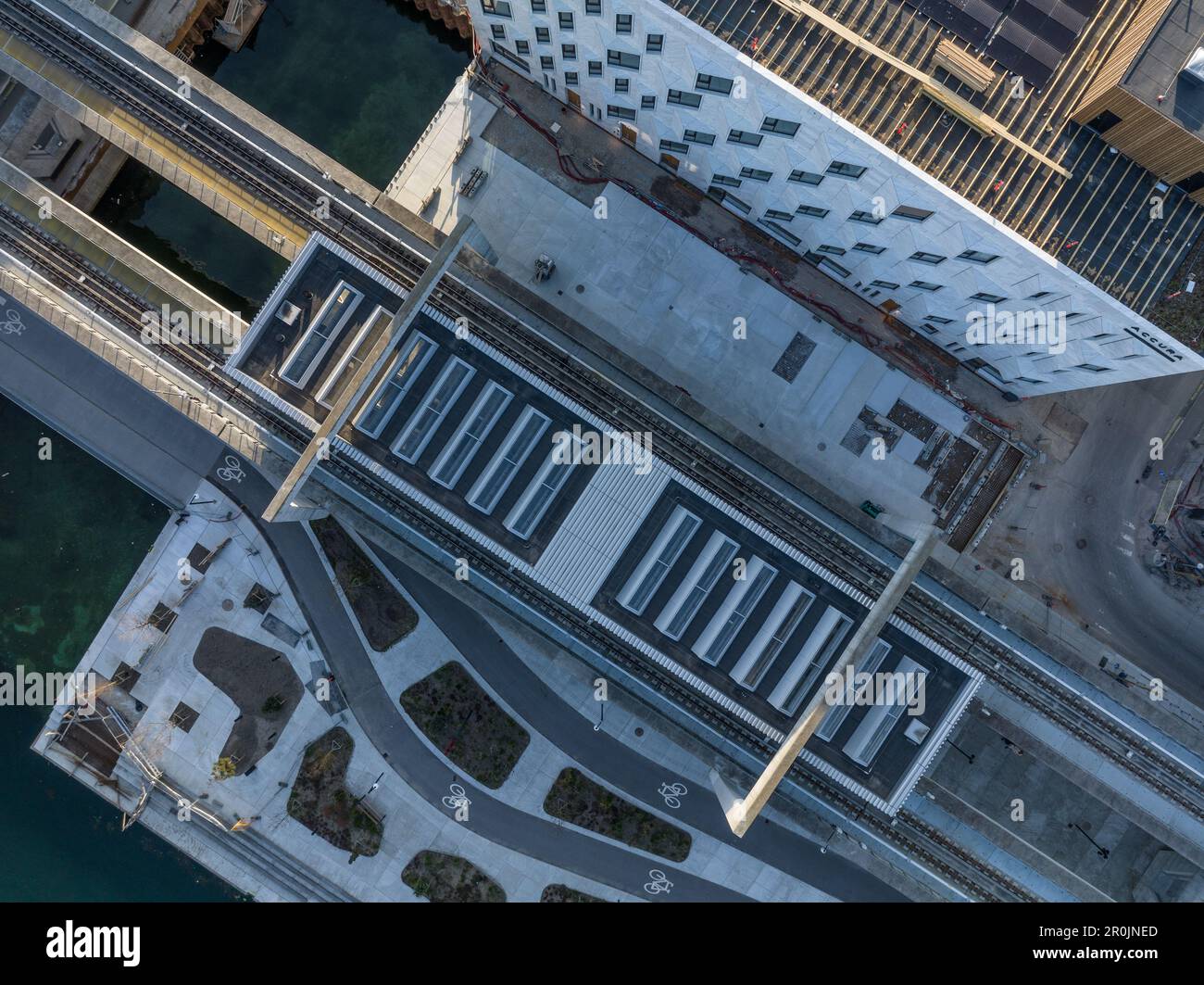 Vista aerea della moderna stazione della metropolitana di Orientkaj, situata al piano terra, con due piste Foto Stock