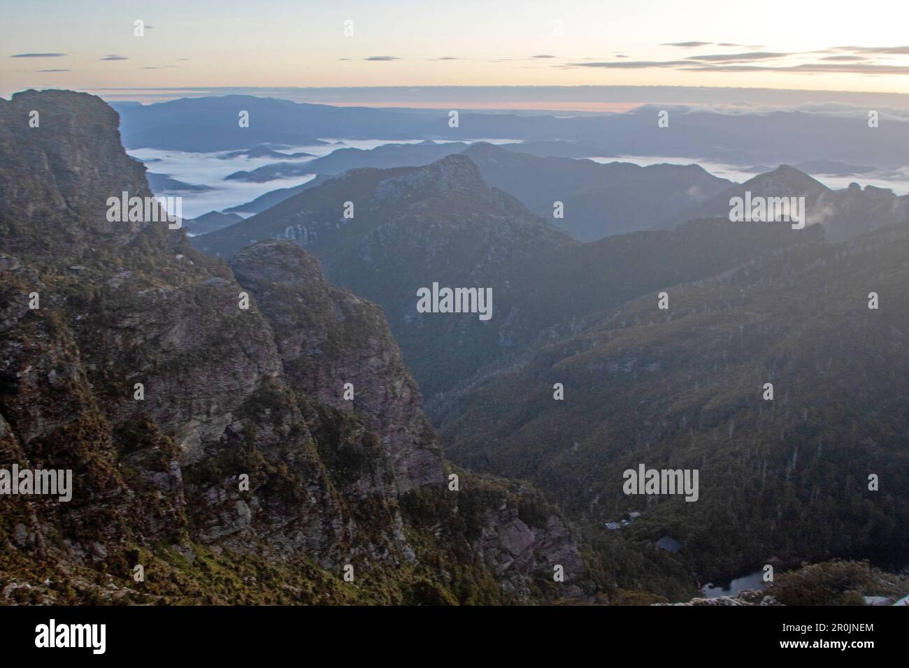 Vista dell'alba dalle pendici di Frenchmans Cap Foto Stock