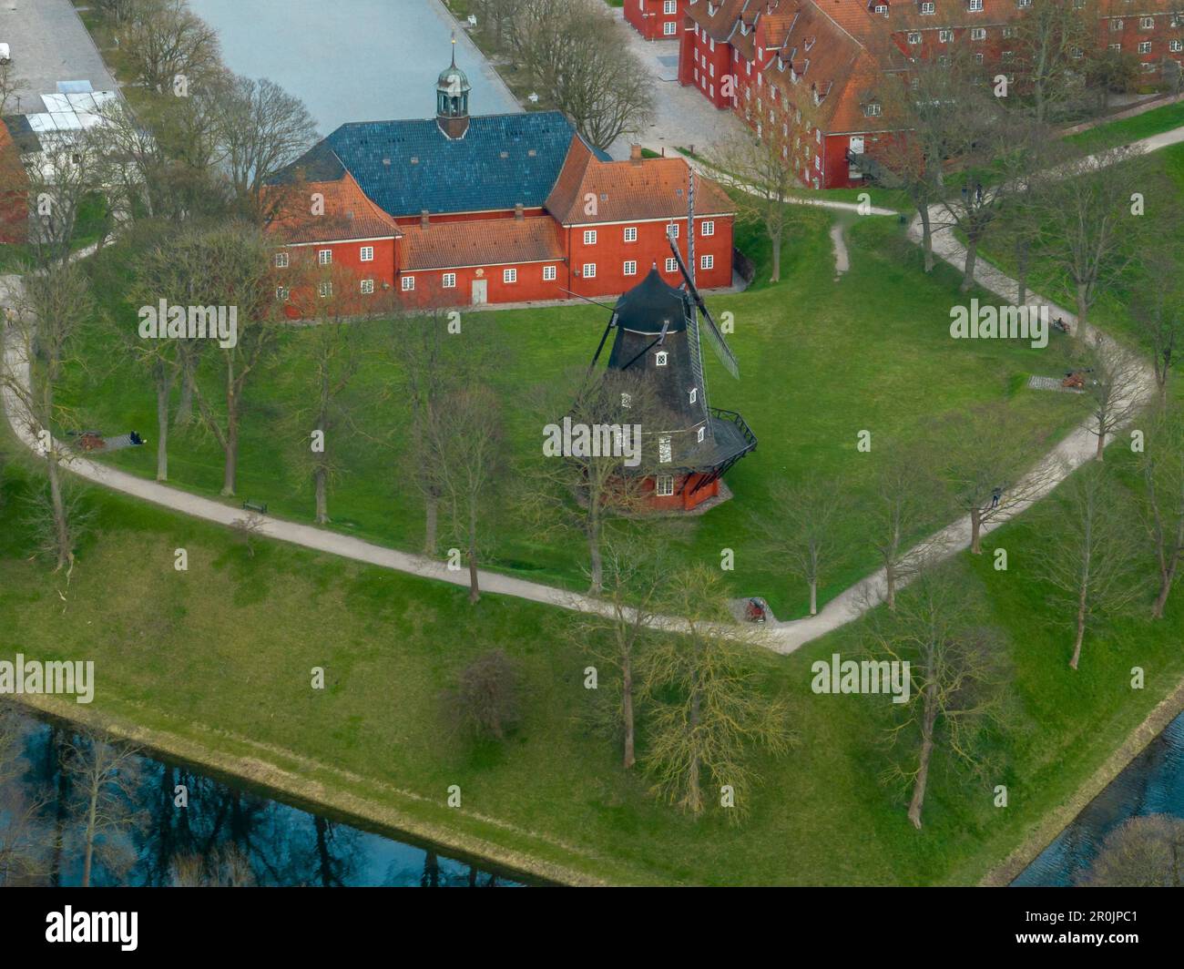 Vista aerea dei bastioni poligonali e del fossato pieno d'acqua che protegge il forte Kastellet a forma di stella di Copenaghen Foto Stock
