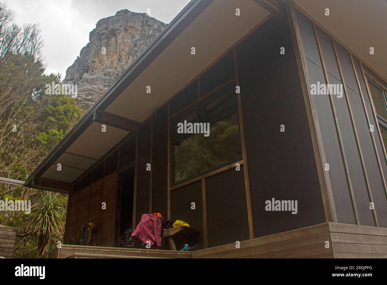 Cap Frenchmans che sorge sopra il rifugio del lago Tahune Foto Stock