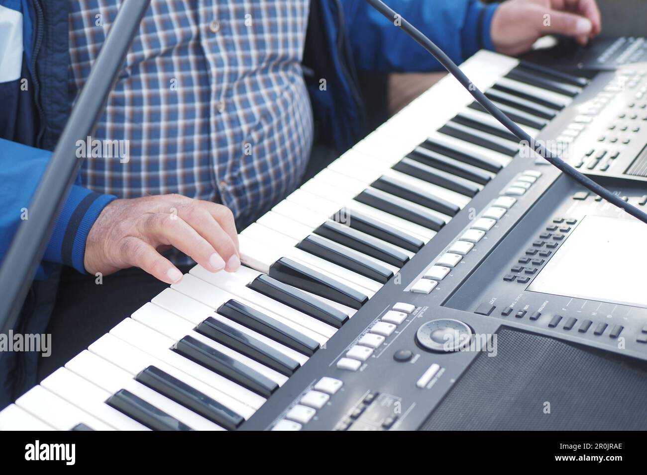 le mani degli uomini suonano il pianoforte a coda Foto Stock