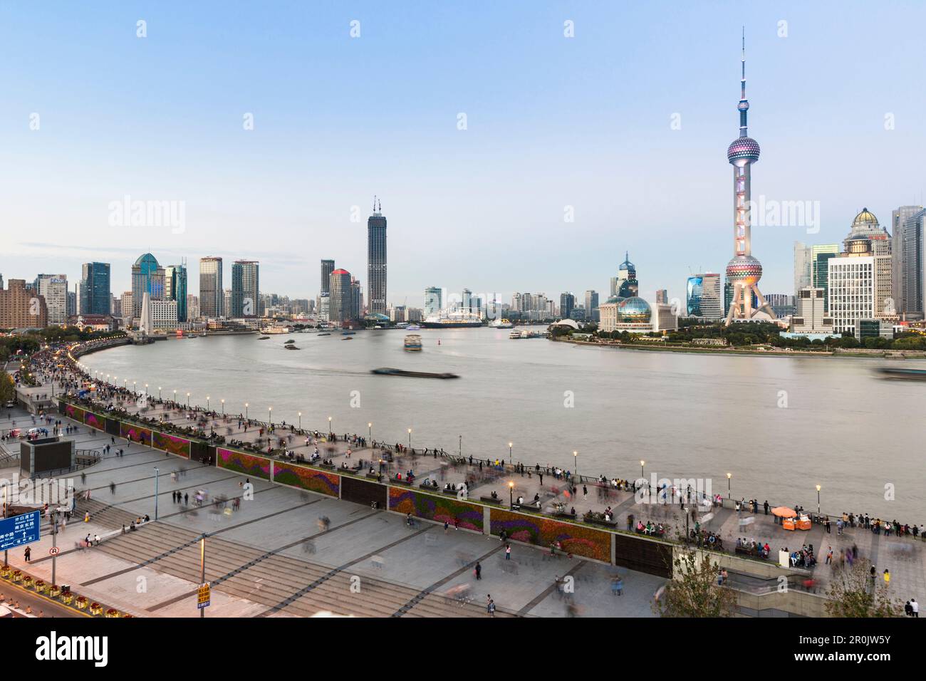 Sera sul Bund, turisti, skyline di Shanghai, crepuscolo, crepuscolo, Oriental Pearl Tower, barche sul fiume Huangpu, Pudong, Shanghai, Cina, Asia Foto Stock