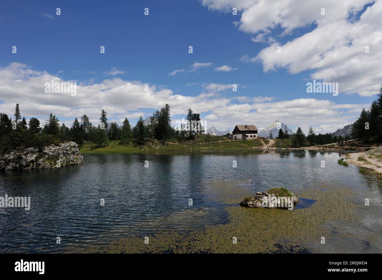 Rifugio Croda da Lago con lago Federa, vista sul Gruppo Marmarole, Dolomiti, Alto Adige, Italia Foto Stock