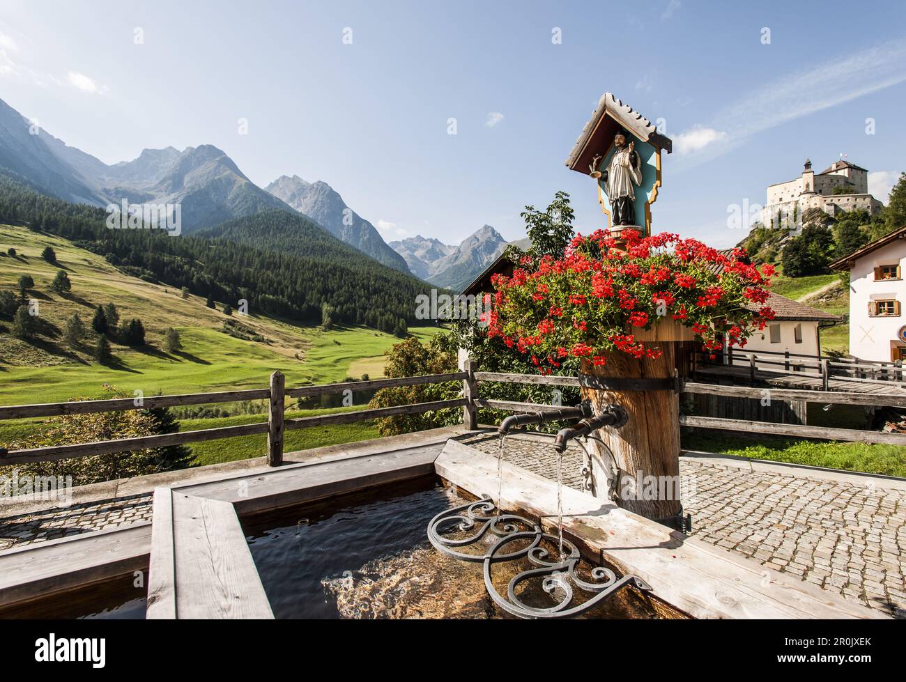 Il castello di Tarasp e villaggio, comunità Scoul, Engadina Bassa fino, Grigioni, Svizzera Foto Stock