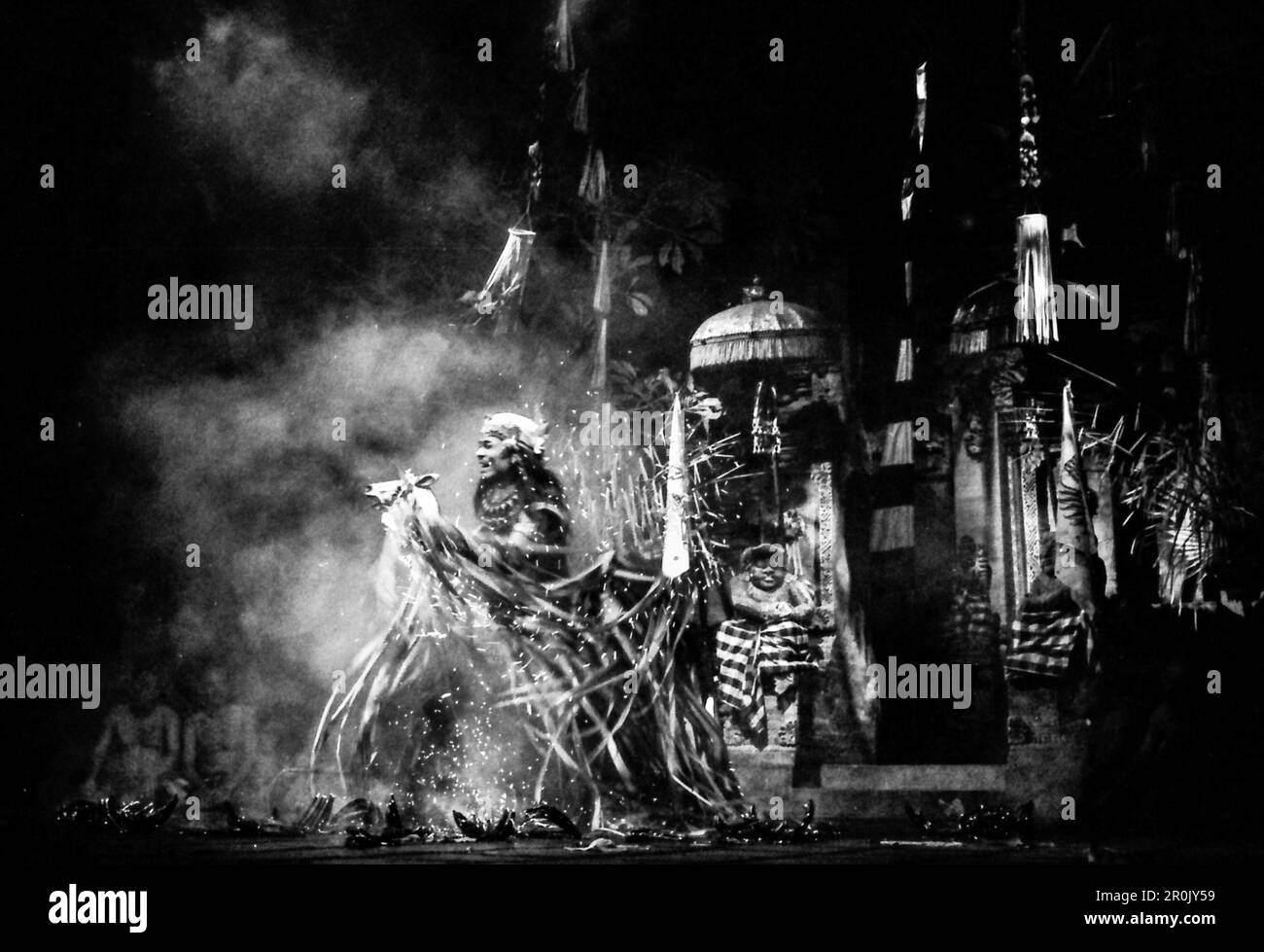 Il tradizionale design Balinese performance di danza in vesti tradizionali e abiti, Bali, Indonesia Foto Stock