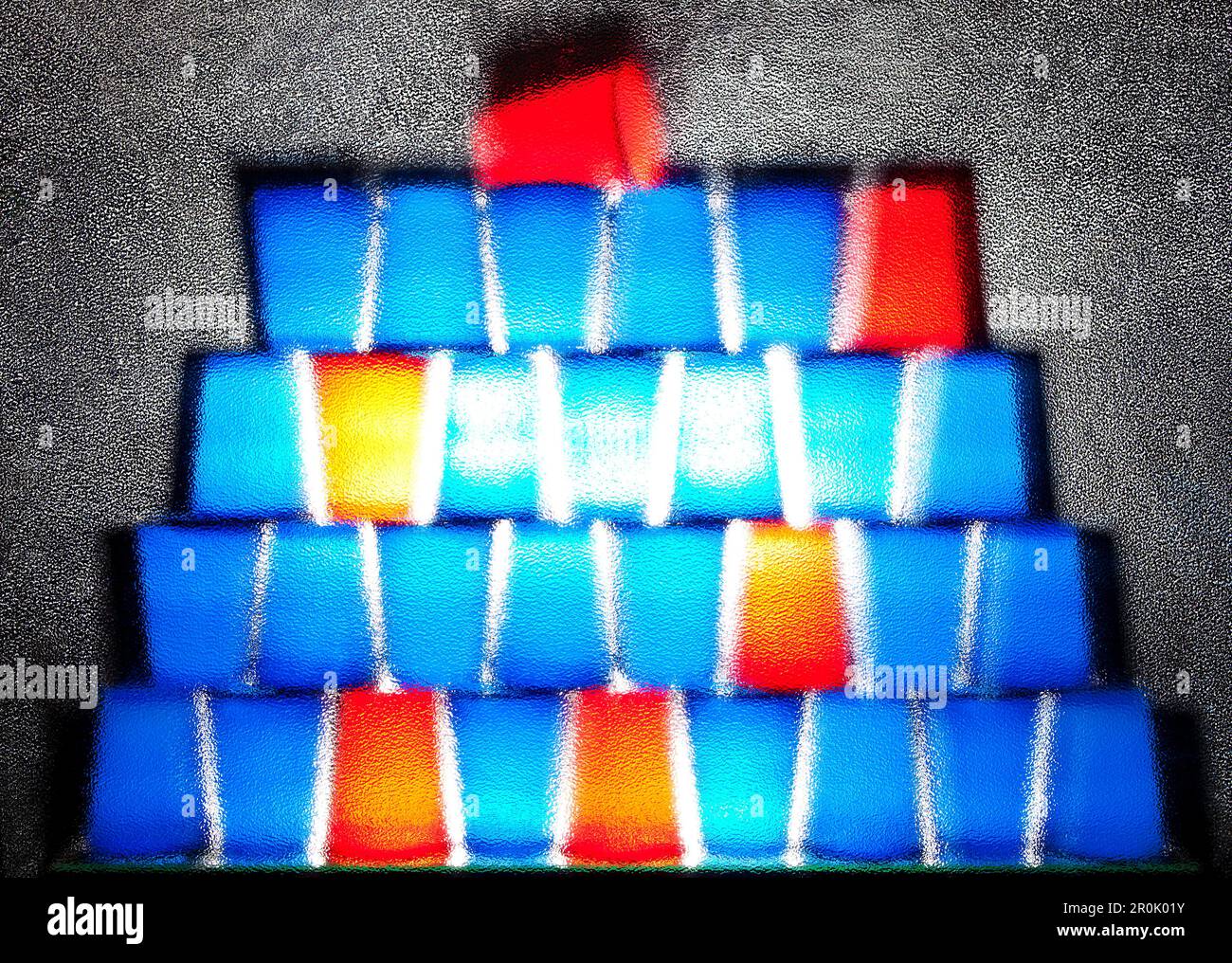 Tazze, tazze colorate, tazze blu e rosse, tazze in plastica, confezione di tazze Foto Stock